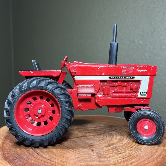 ERTL Vintage Farmall International Harvester 966 - 1/16 scale - Picture 3 of 17